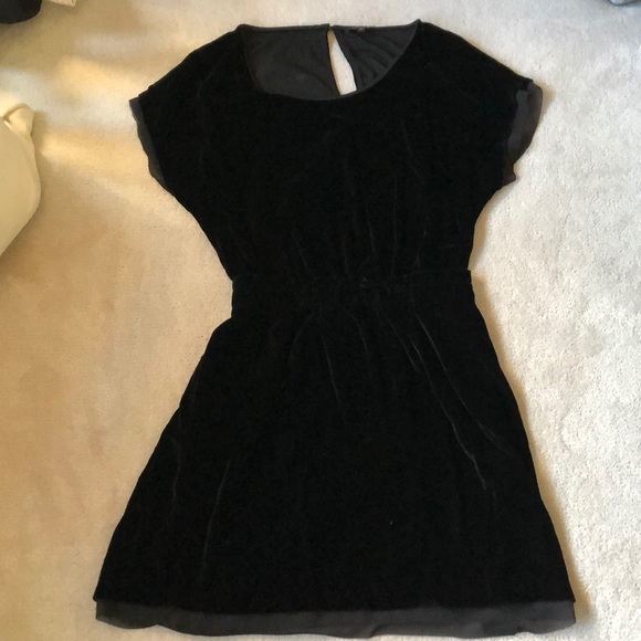 Aritzia Dresses & Skirts - Velvet Aritzia  dress !